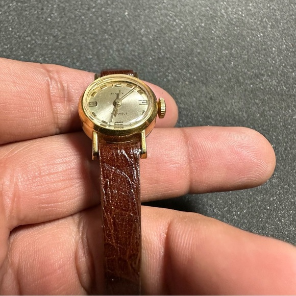 Vintage Timex 17 Jewels Ladies Gold Tone Mechanical Wind Up Watch Parts / Repair - Picture 4 of 9